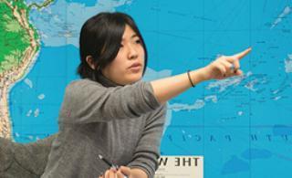 学生指着世界地图
